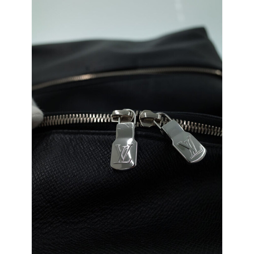 Louis Vuitton Taiga Discovery Backpack - Picture 6 of 9